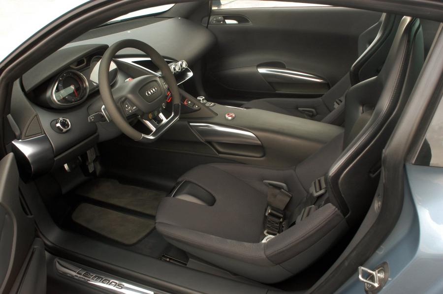 Интерьер Audi R8 Le Mans Quattro Concept 2003 года  (фото 10 из 42)